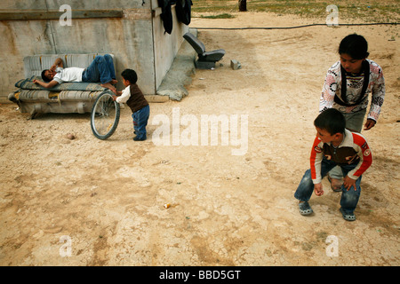 Kinder spielen vor ihrem Haus im Dorf El Araqeeb. Stockfoto