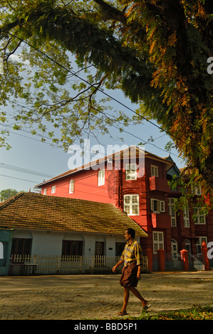 Indien, Kerala, Fort Cochin (Cochi, Kochi). Rotes Haus in Cochin. Keine Releases zur Verfügung. Stockfoto