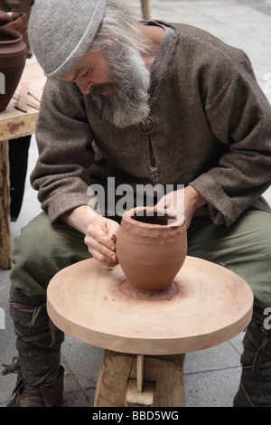 Ein Künstler macht einen Tontopf in der traditionellen Methode auf einer Töpferscheibe während Streetart und touristische Festival. Stockfoto