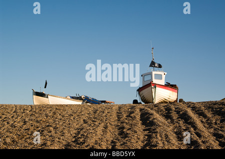 Boote in Ruhe auf die Schindel Weybourne beach-Norfolk Stockfoto