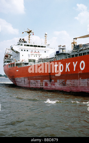 24. Mai 2009 - lässt japanische Chemikalientanker Ginga Cougar der deutsche Hafen Hamburg. Stockfoto