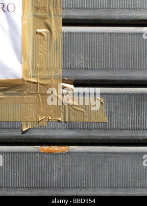 eine Nachricht auf Shop Fensterläden in Stadt Stockfoto