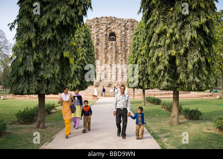 Passanten vor der Alai Minar, im Qutb Minar-Komplex, Delhi, Indien Stockfoto