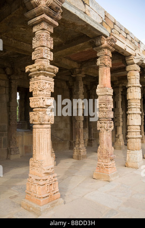 Geschnitzten Säulen und überdachte Fläche im Qutb Minar-Komplex, Delhi, Indien Stockfoto