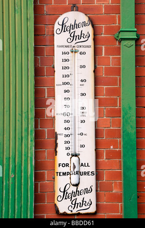 Alten Außenthermometer auf Mauer, Uk Stockfoto