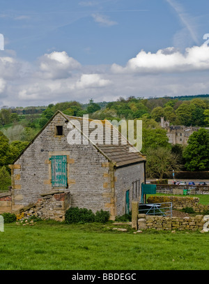 Eine Scheune mit Blick auf eine Landschaft des Peak District Stockfoto