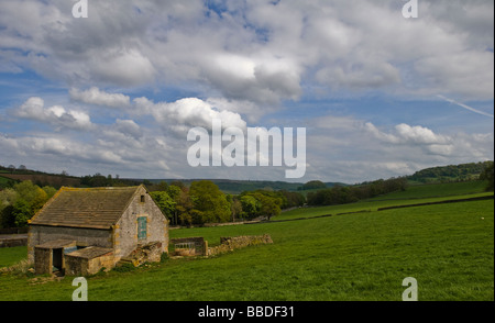 Eine Scheune mit Blick auf eine Landschaft des Peak District Stockfoto