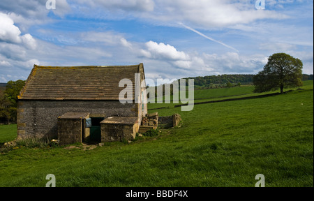 Eine Scheune mit Blick auf eine Landschaft des Peak District Stockfoto