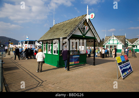 Menschen Schlange stehen für ein Vergnügen cruise Bowness auf Windermere Cumbria England Stockfoto