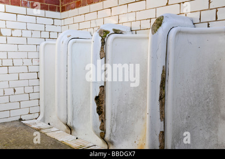 Reihe von Herren öffentliche Toilette Urinale Stockfoto