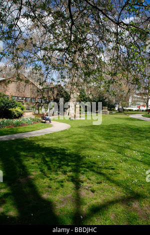 Euterpe, der Muse der Instrumentalmusik-Statue in St. George Gardens, Bloomsbury, London, Großbritannien Stockfoto