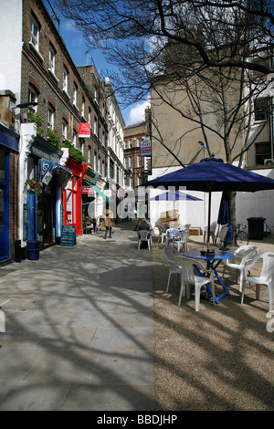 Cafés und Geschäfte auf Lämmer Conduit Passage, Bloomsbury, London, UK Stockfoto