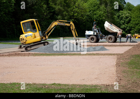 Komatsu Bagger bei der Arbeit verschieben Kies für Wohnmobilstellplatz Newport South Wales UK Stockfoto