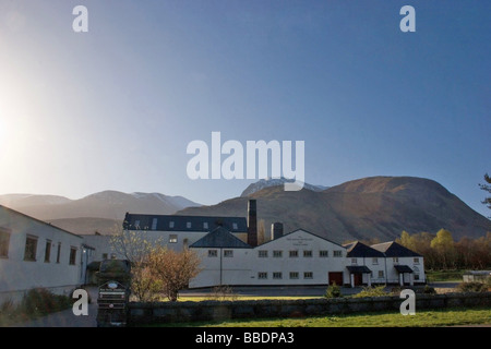 Panoramablick auf Schottisches Hochland Berge Whisky-Destillerie in der Nähe von Ben Nevis, treppenartigen in der Nähe von Fort Williams Rechtsdiskussion. Horizontale. Stockfoto