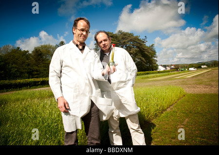 Mike Morris und Joe Gallagher von Lloret mit ihrem Projekt um Bio-Ethanol-Kraftstoff aus Weidelgras, Aberystwyth University, UK Stockfoto