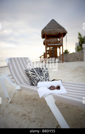 Liegestuhl am Strand in Cancún, Mexiko Stockfoto