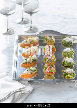 Hors d ' oeuvres auf Silber-Tablett Stockfoto