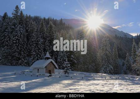 Kleine Kapelle im Winter, Elmau, Bayern, Deutschland Stockfoto