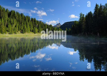 Gebirge und Wald spiegeln sich im See Antorno, Italien Stockfoto