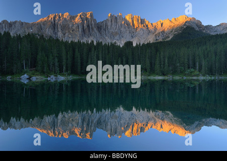 Dolomiten spiegelt sich in Karersee, Südtirol, Italien Stockfoto