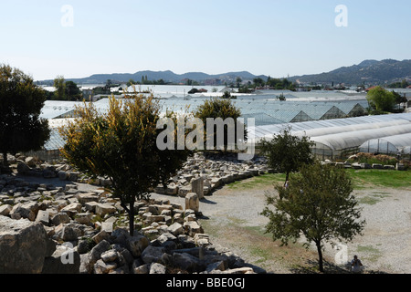 Landwirtschaft und Archäologie nebeneinander in Demre. Myra, Kale, Provinz Antalya, Mittelmeerregion der Türkei. Stockfoto