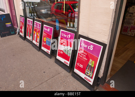 Zeichen außerhalb der Dreschmaschinen aus Lizenz Shop speichern Werbung billigen Alkohol einschließlich Apfelwein und Lagerbier im Vereinigten Königreich Stockfoto
