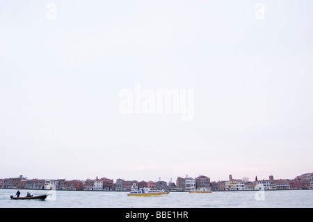 Skyline von Venedig mit Booten in der front Stockfoto