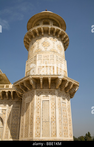 Einer der vier Türme des Itimad-Ud-Daulah Mausoleum, auch bekannt als Baby Taj, Agra, Uttar Pradesh, Indien Stockfoto