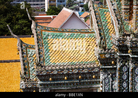 Ziegeldächer im Wat Arun (Tempel der Morgenröte); Bangkok, Thailand Stockfoto
