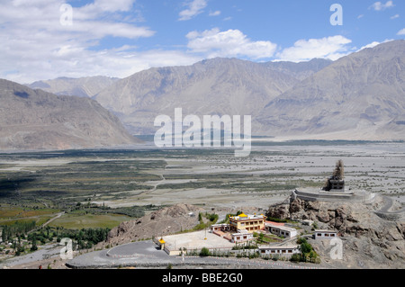 Kloster-Schule von Diskit und Blick auf die Oasen des Nubra Fluss und Shyok Tales, Nubra Tal, Ladakh, Indien, Himalaya Stockfoto