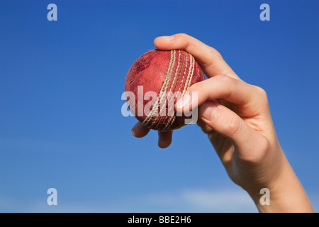 Nahaufnahme von Spin Bowler bowling ein Cricketball Stockfoto