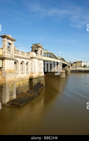 Ein Blick auf die Medway-Brücke in Rochester Kent Stockfoto