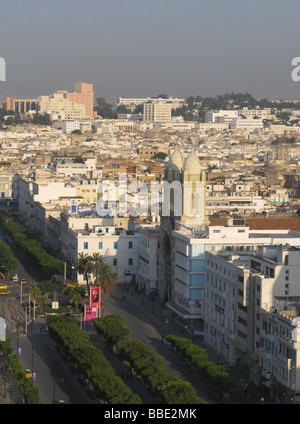 TUNIS, TUNESIEN. Am frühen Morgen Blick entlang der Avenue Bourguiba in Richtung Medina, mit Tunis Kathedrale auf der rechten Seite. 2009. Stockfoto