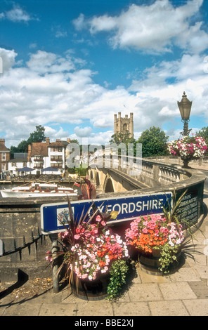 Die C18th Jahrhundert Steinbrücke über den Fluss Themse in Henley in Oxfordshire, England UK Stockfoto