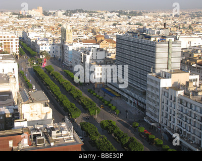 TUNIS, TUNESIEN. Ein Blick nach unten auf Avenue Bourguiba mit der Medina in der Ferne. 2009. Stockfoto