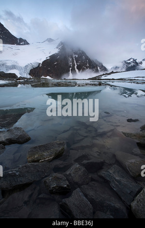 Innere Schwarze Schneid Ridge spiegelt sich in einem Bergsee in den Ötztaler Alpen, Nord-Tirol, Österreich, Europa Stockfoto