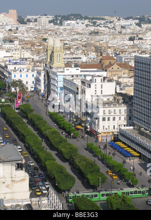 TUNIS, TUNESIEN. Blick hinunter auf Avenue Bourguiba, mit der Medina in der Ferne. 2009. Stockfoto