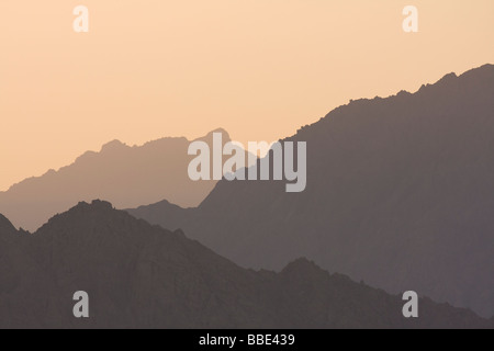 Geschichtete Silhouette des Gebirges Sonnenuntergang hinter ihnen in der Dämmerung in Sharm El Sheikh, Nabq, Ägypten. Stockfoto