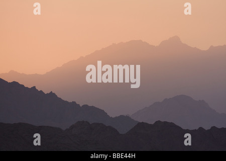 Geschichtete Silhouette des Gebirges Sonnenuntergang hinter ihnen in der Dämmerung in Sharm El Sheikh, Nabq, Ägypten. Stockfoto