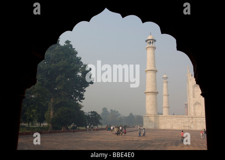 Blick auf einen Teil des Taj Mahal und Umgebung gesehen durch Torbogen, Agra, Indien Stockfoto