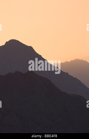Geschichtete Silhouette des Gebirges Sonnenuntergang hinter ihnen in der Dämmerung in Sharm El Sheikh, Nabq, Ägypten. Stockfoto