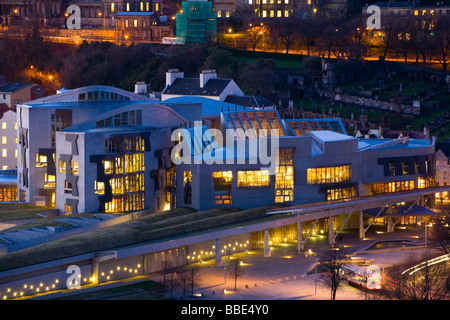 Schottland Edinburgh Holyrood beleuchtete Gebäude ist die Heimat des schottischen Parlaments Stockfoto