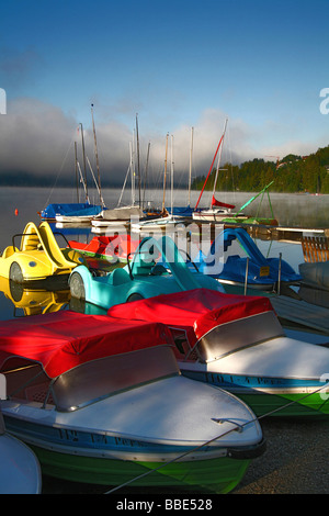 Boote am Morgen am See Titisee, Schwarzwald, Deutschland, Europa Stockfoto