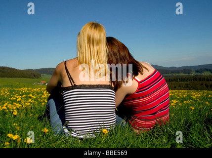 Mutter und Tochter Tagträumen einer Löwenzahn Wiese, Breitnau, Schwarzwald, Deutschland, Europa Stockfoto