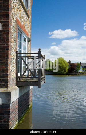 Balkon an der Wasserseite apartment Hinausragende über Slipper Mühle Teich, Christchurch Harbour, Hampshire, Großbritannien Stockfoto