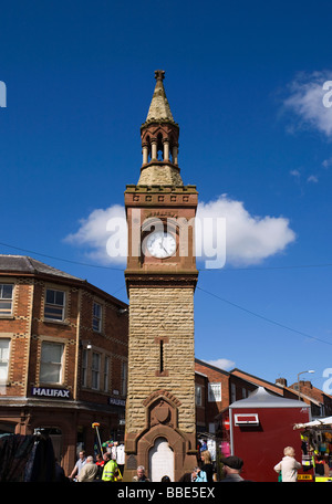 Uhrturm in Ormskirk Stadtzentrum am Markttag Stockfoto