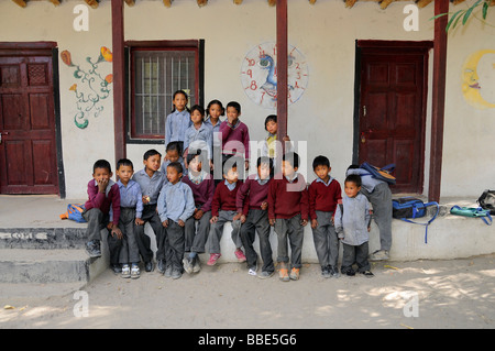 Grundschulkinder vor ihrer Dorfschule Leh, Ladakh, Nord-Indien, Himalaya Stockfoto