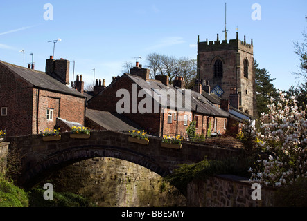 Lastesel Brücke über den Fluss Yarrow Croston in Lancashire mit St Michaels und alle Engel CofE-Kirche im Hintergrund Stockfoto