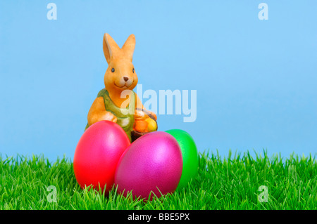 Porzellan-Osterhase und Ostereier Stockfoto