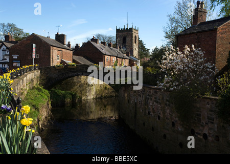 Lastesel Brücke über den Fluss Yarrow Croston in Lancashire mit St Michaels und alle Engel CofE-Kirche im Hintergrund Stockfoto